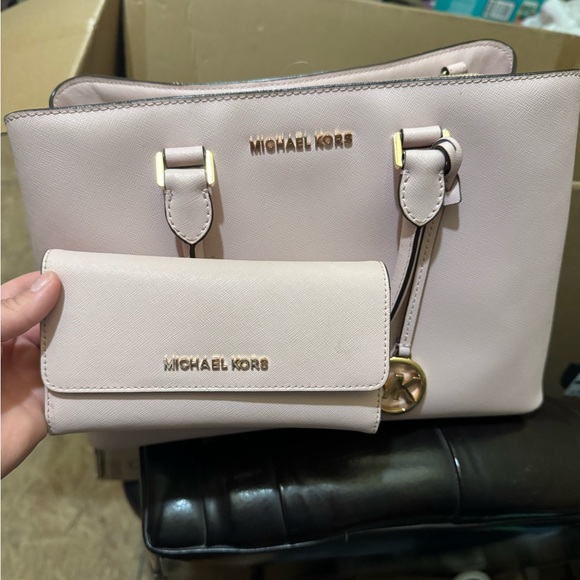 Michael Kors Blush Tote and Wallet Set - Picture 1 of 4
